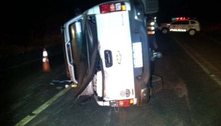 Caminhonete dirigida por JHoanini tombou lateralmente. Foto: Polícia rodoviária