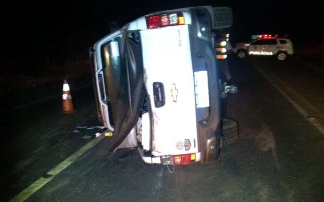 Caminhonete dirigida por JHoanini tombou lateralmente. Foto: Polícia rodoviária