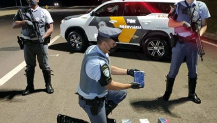 Foram apreendidos 10 'tijolos  de pasta base de cocaína e um homem preso. Foto: PMRvg/Divulgação