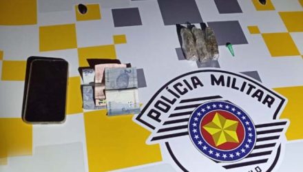 Foram apreendidos 03 invólucros de maconha totalizando 150 gramas e 01 microtubo de cocaína, além do veículo. Foto: PMRv/Divulgação