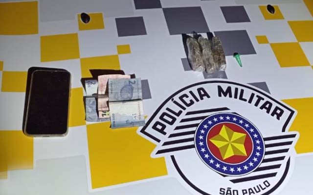 Foram apreendidos 03 invólucros de maconha totalizando 150 gramas e 01 microtubo de cocaína, além do veículo. Foto: PMRv/Divulgação