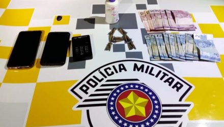 Foram apreendidos 15 microtubos contendo cocaína e 01 frasco contendo 100 ml de lança perfume. Foto: PMRv/Divulgação