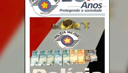 Foram apreendidos los com 147 gramas de maconha (Cannabis Sativa), bem como a quantia de R$ 570,00. Foto: PM/Divulgação