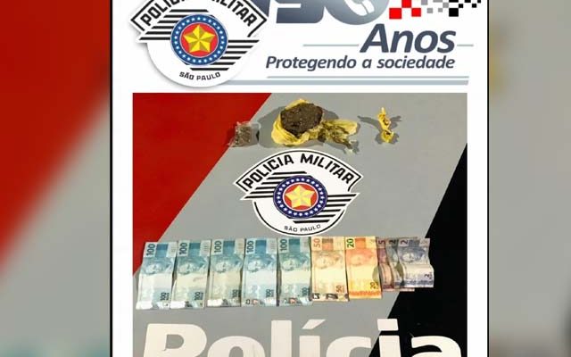 Foram apreendidos los com 147 gramas de maconha (Cannabis Sativa), bem como a quantia de R$ 570,00. Foto: PM/Divulgação