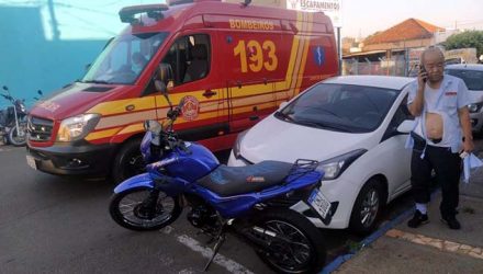 Comerciante sofreu ferimentos leves pelo corpo e teve a roupa rasgada pelo guidão da moto, mas passa bem. Foto: MANOEL MESSIAS/Agência