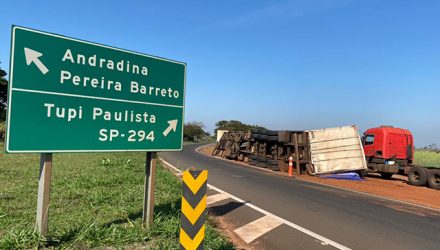 Carreta com 30t de celulose tombou no trevo de Nova Independência. Fotos: Sidnei Ferreira