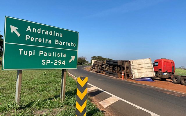 Carreta com 30t de celulose tombou no trevo de Nova Independência. Fotos: Sidnei Ferreira