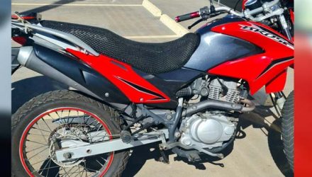 Homem foi preso com moto furtada. Foto: PM/Divulgação