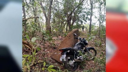 Moto furtada foi localizada pelo proprietário em uma pequena mata na Vila Botega. Foto: PM/Divulgação