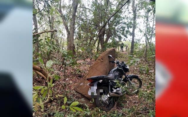Moto furtada foi localizada pelo proprietário em uma pequena mata na Vila Botega. Foto: PM/Divulgação