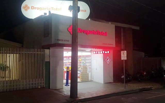 Farmácia assaltada está localizada na rua Bandeirantes, próximo do clube ATC. Foto: MANOEL MESSIAS/Agência