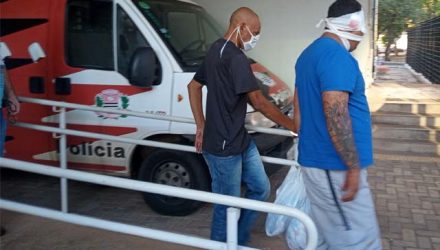 Acusado de camisa azul, sendo levado para a audiência de custódia (Foto Araçatuba em Foco)