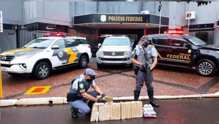 Dupla foi presa, além da droga e veículo apreendidos. Foto: PMRv/Divulgação