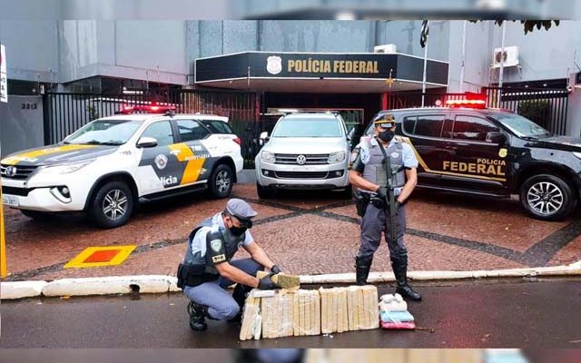 Dupla foi presa, além da droga e veículo apreendidos. Foto: PMRv/Divulgação