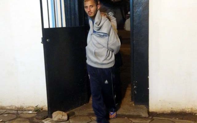 O entregador de salgados J. B. S. F., de 21 anos, foi preso acusado de tráfico de drogas. Foto: MANOEL MESSIAS/Agência