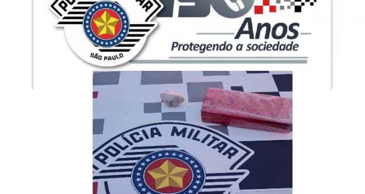 Foi apreendido um tablete de maconha pesando pouco mais de meio quilo. Foto: PM/Divulgação