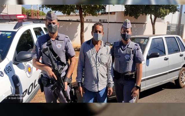 Vítima agradeceu à Polícia Militar, em nome da cabo PM Andressa e soldado PM Guaranha. Foto: PM/Divulgação