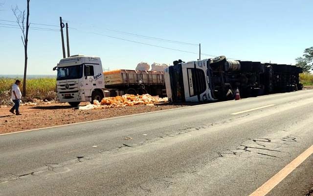 Carreta bi-trem sofreu grandes prejuízos materiais. Foto: Arquivo pessoal