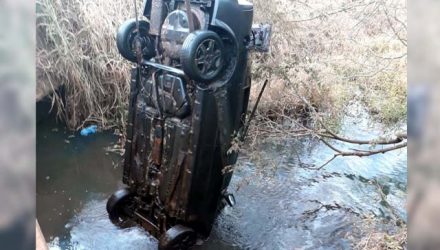 Carro foi retirado com auxílio de um guincho em Olímpia — Foto: Divulgação/OLIMPIA24HORAS