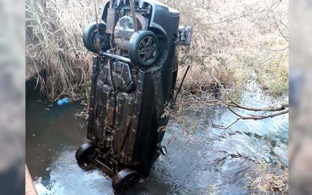 Carro foi retirado com auxílio de um guincho em Olímpia — Foto: Divulgação/OLIMPIA24HORAS