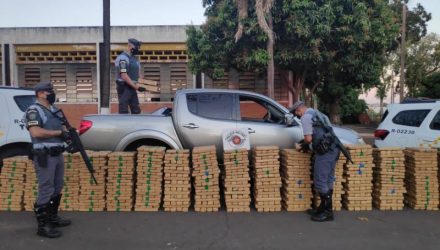 Droga estava dentro da caminhonete abordada na rodovia. Foto: PMRv/Divulgaçao