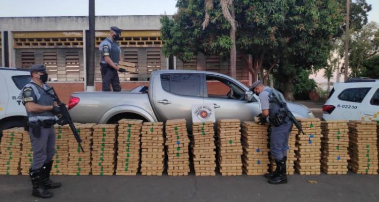 Droga estava dentro da caminhonete abordada na rodovia. Foto: PMRv/Divulgaçao