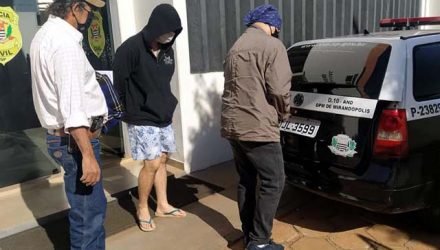 Dono da conveniência (blusa preta com capuz), foi preso acusado de tráfico de drogas e moeda falsa. Foto: MANOEL MESSIAS/Agência