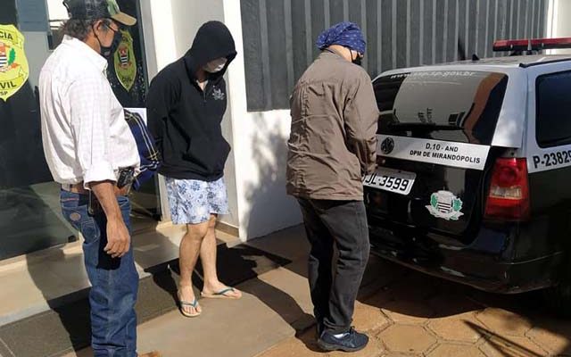 Dono da conveniência (blusa preta com capuz), foi preso acusado de tráfico de drogas e moeda falsa. Foto: MANOEL MESSIAS/Agência