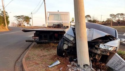 Motorista subiu no canteiro que divide rodovia e marginal e arrebentou poste e frente do Civic. Foto: DIVULGAÇÃO