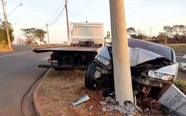 Motorista subiu no canteiro que divide rodovia e marginal e arrebentou poste e frente do Civic. Foto: DIVULGAÇÃO