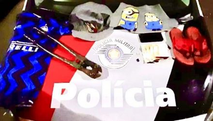 Foram apreendidos alicate de cortar fios, par de chinelos, boné e camiseta. Foto: DIVULGAÇÃO/PM