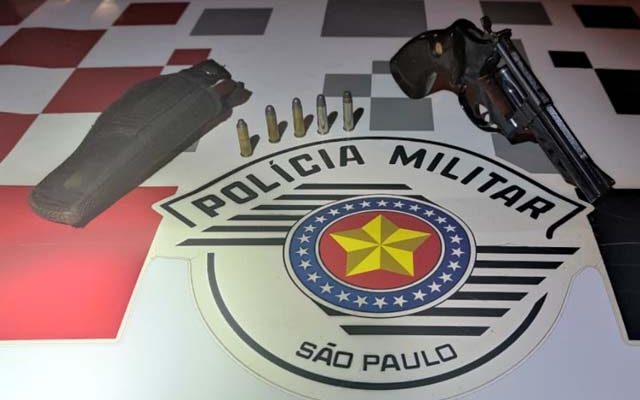 Foi apreendido um revólver Taurus, calibre .38, com 5 munições intactas. Foto: PM/Divulgação