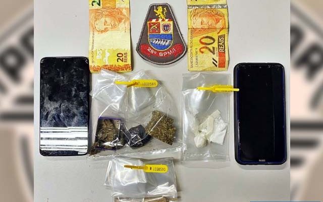 Foram apreendidas diversas porções de crack e maconha, além de dois celulares. Foto: PM/Divulgação