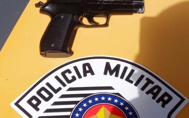 Foi apreendida uma imitação (simulacro), de pistola calibre .40. Foto: Polícia Rodoviária/Divulgação