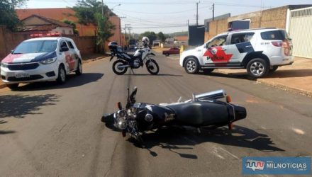 Moto Twister ocupada por Willian e seu primo foi abandonada no meio da rua durante o tiroteio. Foto: MANOEL MESSIAS/Agência