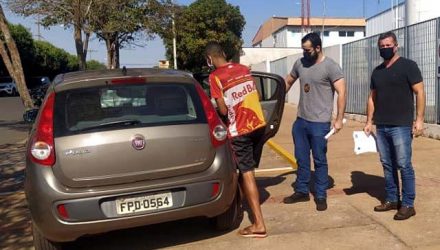 O desempregado L. F. S. O. (camiseta vermelha), de 26 anos, foi preso  acusado de tráfico de entorpecentes. Foto: MANOEL MESSIAS/Agência