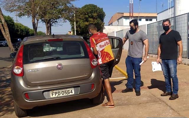 O desempregado L. F. S. O. (camiseta vermelha), de 26 anos, foi preso  acusado de tráfico de entorpecentes. Foto: MANOEL MESSIAS/Agência