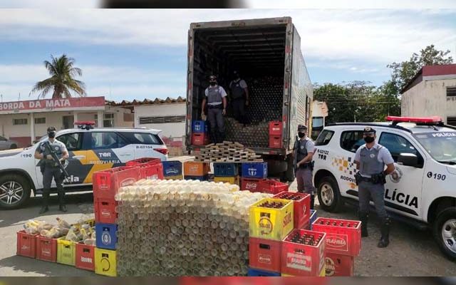 Motorista foi preso com 46 Kg de cocaína escondidas em meio aos vasilhames. Foto: PMRv/Divulgação