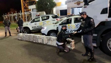 Polícia Rodoviária prendeu motorista com 313 quilos de cocaína. Foto: PMRv/Divulgação