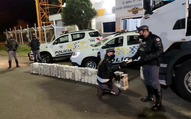 Polícia Rodoviária prendeu motorista com 313 quilos de cocaína. Foto: PMRv/Divulgação