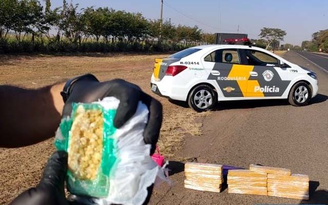 Trio foi preso em ônibus com tabletes de maconha e pasta base de cocaína. Foto: PMRv