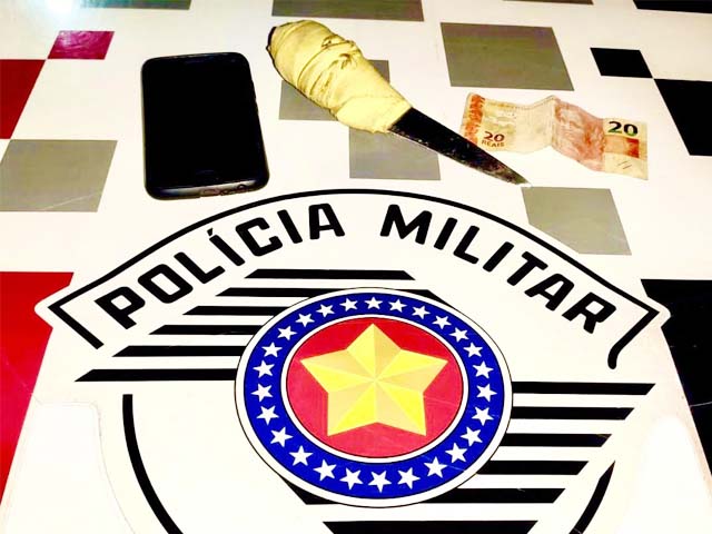 Foram apreendidos uma faca, R$ 20,00 e recuperado o celular da vítima do programa sexual mal sucedido. Foto: MANOEL MESSIAS/Agência