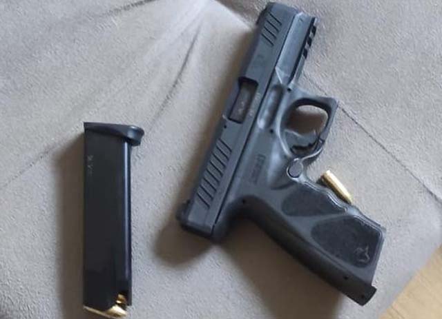 Arma que teria sido utilizada pelo adolescente para atirar contra o pai, em Valinhos (SP) — Foto: Polícia Militar