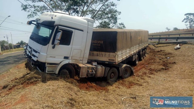 Carreta só parou porque entrou em uma "bacia" de contenção de águas pluviais. Foto: MANOEL MESSIAS/Agência