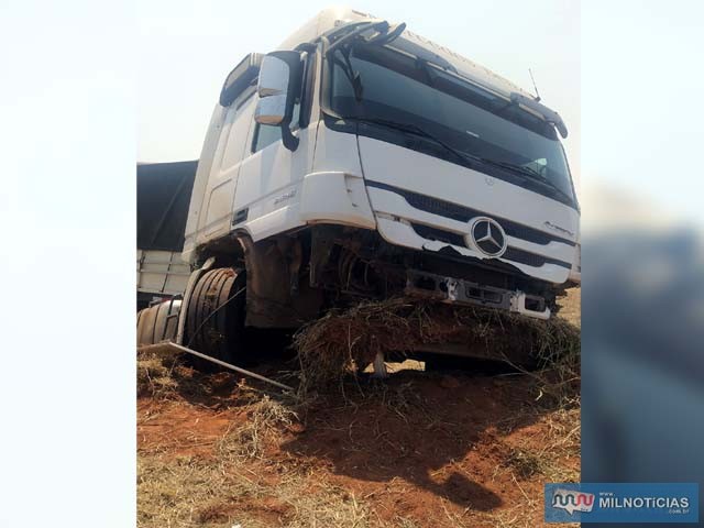 Carreta ficou com a frente bastante destruída depois do acidente. Foto: MANOEL MESSIAS/Agência