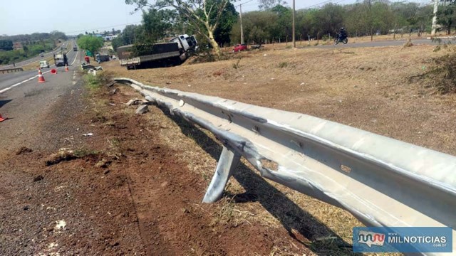 Veículo bateu primeiro na defensa metálica, antes de invadir gramado ao lado do acostamento. Foto: MANOEL MESSIAS/Agência