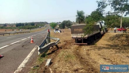 Foram destruídos mais de 10 metros de defensa metálica (guard rail). Foto: MANOEL MESSIAS/Agência