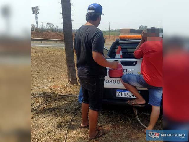 Motorista da carreta (camiseta preta), não se feriu no acidente. Foto: MANOEL MESSIAS/Agência