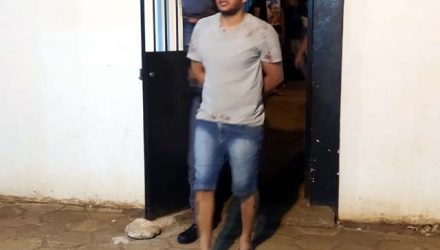 O atendente R. H. M., de 29 anos, foi preso pela PM acusado de cárcere privado, invasão de domicílio, ameaça e dano. Foto: MANOEL MESSIAS/Agência