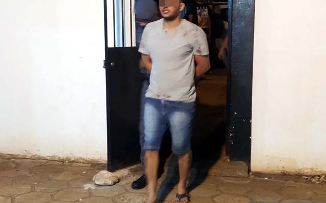 O atendente R. H. M., de 29 anos, foi preso pela PM acusado de cárcere privado, invasão de domicílio, ameaça e dano. Foto: MANOEL MESSIAS/Agência